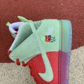 Dunk High SB Strawberry Cough