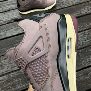 A MA MANIÉRE X JORDAN 4 RETRO VIOLET ORE